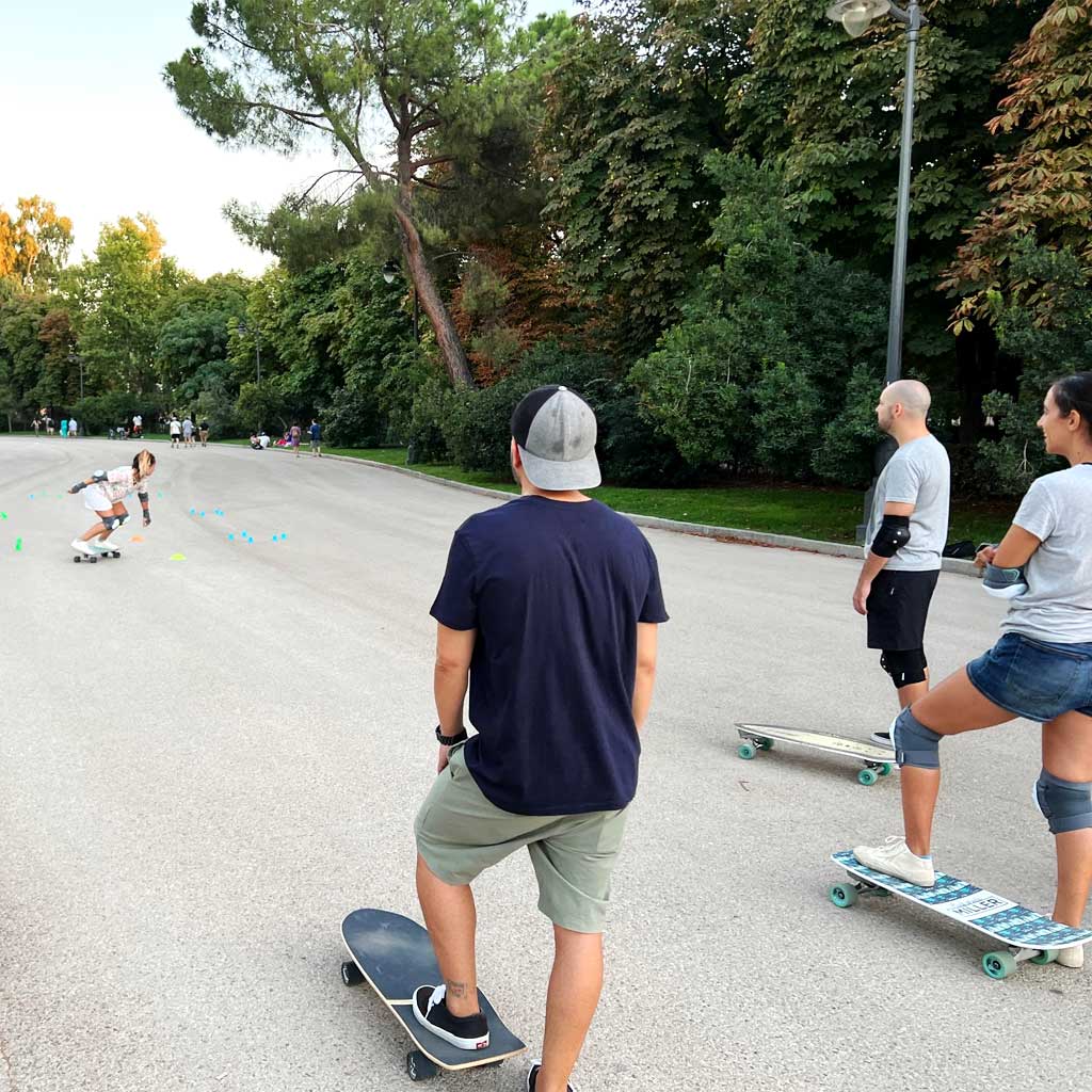 Clase Grupal Surfskate | Nivel Básico | Parque del Retiro - Carving Social Club