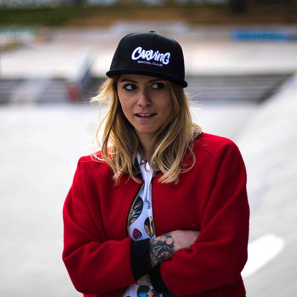 Gorra Trucker negra con logo blanco bordado - Carving Social Club